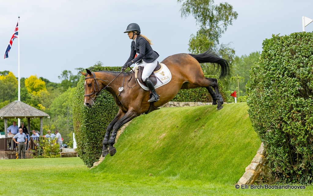 Hannah Tiley (GBR) and Ringwood Fantasy jump the Irish Bank at Hickstead 2025 | An Eventful Life